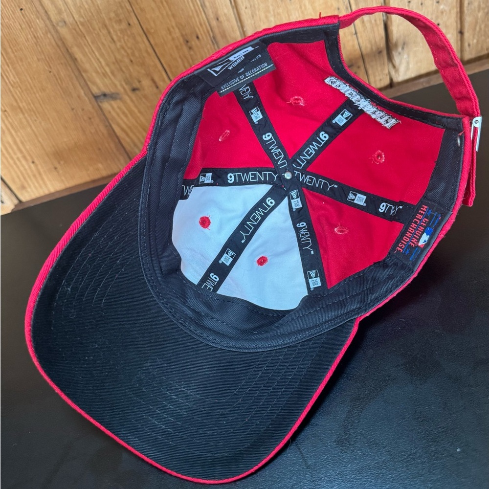 Women’s Cincinnati Reds Glitter “C” Logo 9TWENTY Adjustable Strap Cap Red/White - Picture 8 of 9